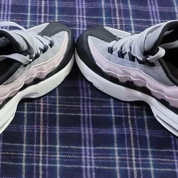 ❌️SOLD❌️ Girls Nike Air Max 95s Lilac, Grey, and Black Size 3 Youth - Picture 15 of 16
